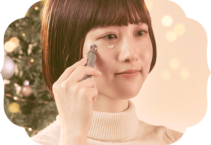 su-ha コンフィデントアイズで目もとをケアする様子